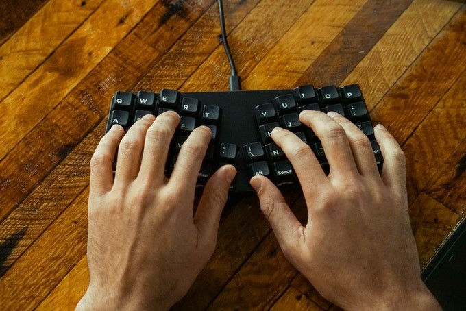 Die Nutzung der Atreus dürfte besonders zu Beginn eine recht starke Umgewöhnung benötigen. (Bild: Keyboardio)