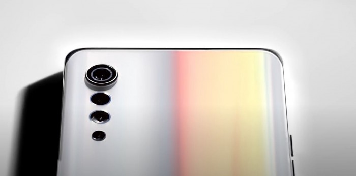 Nur die obere Kamera ragt aus dem Gehäuse hervor, die restlichen Elemente sind plan verbaut. (Bild: LG/Screenshot: Golem.de)