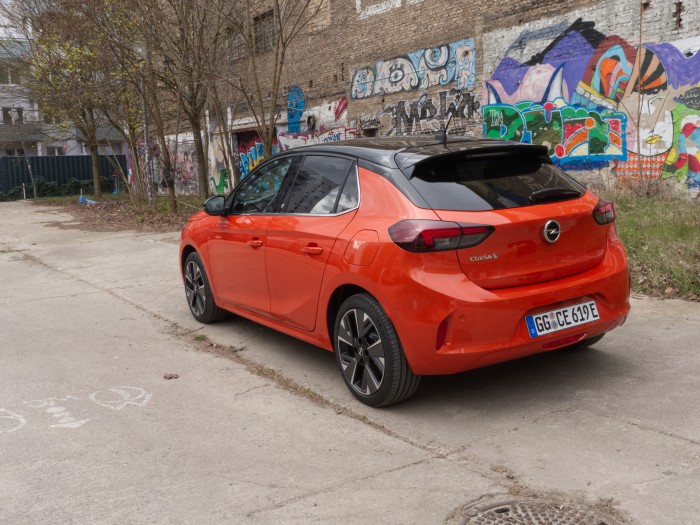 Die Basisversion (nicht im Bild) soll 29.900 Euro kosten und ist mit einem 50-kWh-Akku ausgestattet. (Foto: Daniel Pook/Golem.de)