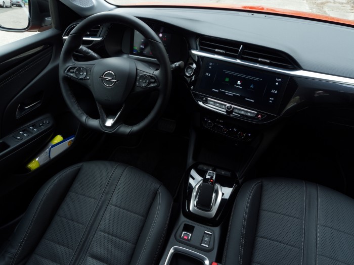 Gegen Aufpreis gibt es ein 10-Zoll-Touchdisplay und viele Assistenzsysteme. (Foto: Daniel Pook/Golem.de)