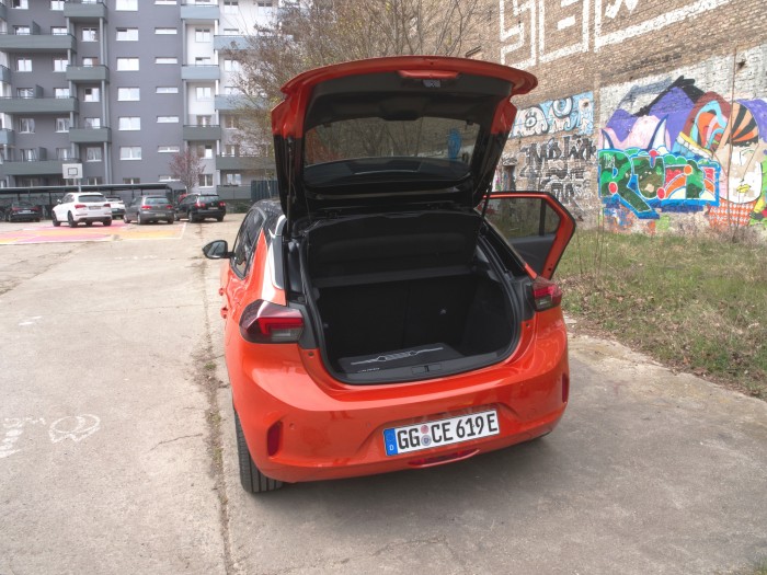 Der Kofferraum ist wegen des großen Akkus allerdings 40 Liter kleiner als bei den Verbrennern. (Foto: Daniel Pook/Golem.de)