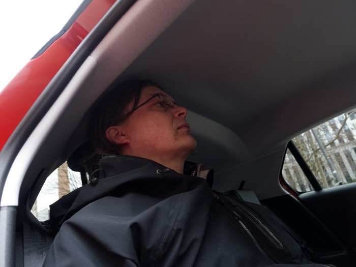 Der Corsa-e ist etwas niedriger als das Vorgängermodell. Im Fond ist daher wenig Kopffreiheit. (Foto: Daniel Pook/Golem.de)