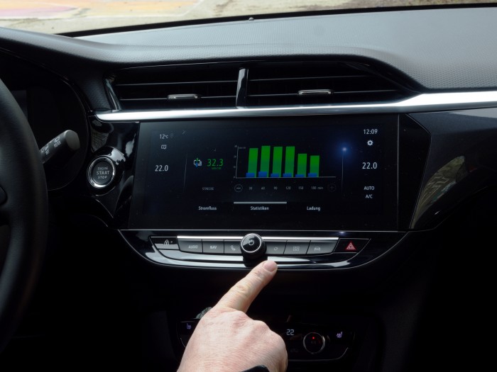 Das Multimedia-Navi bietet spezielle Anzeigen für die Elektromobilität. (Foto: Daniel Pook/Golem.de)