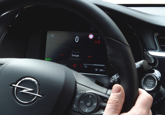 Im Armaturenbrett gibt es eine 7 Zoll große digitale Anzeige mit Bordcomputer. (Foto: Daniel Pook/Golem.de)