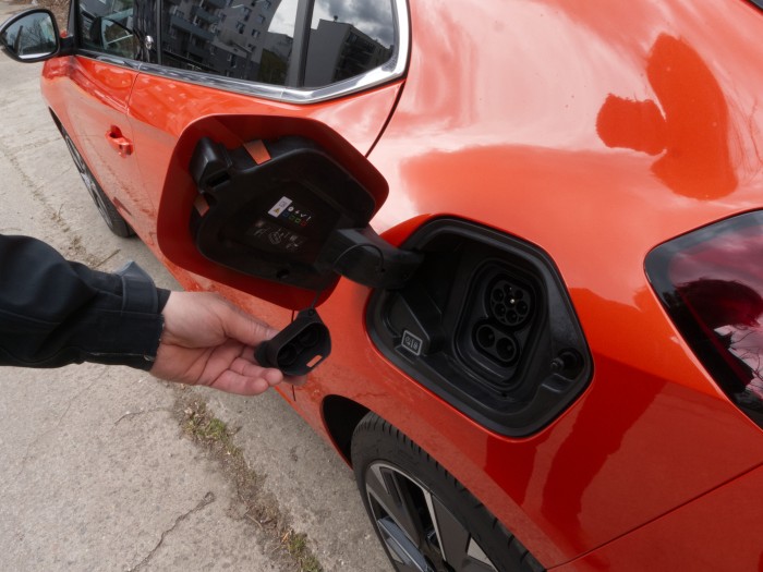 Der Corsa-e lässt sich gegen Aufpreis mit bis zu 11 kW an Wechselstrom laden. (Foto: Daniel Pook/Golem.de)