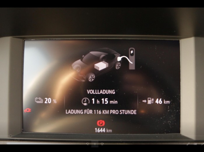 Unverständlich ist die Anzeige der Ladegeschwindigkeit im Auto: Die Angabe der geladenen Kilometer pro Stunde schwankt stark. (Foto: Friedhelm Greis/Golem.de)