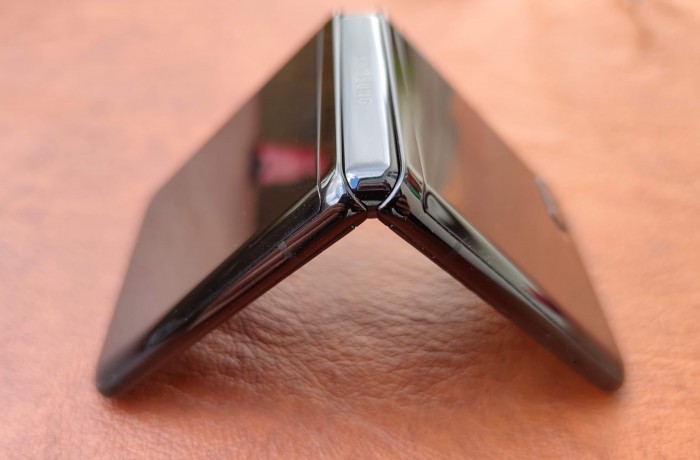 Die Verarbeitung des Galaxy Z Flip ist hochwertig. (Bild: Tobias Költzsch/Golem.de)