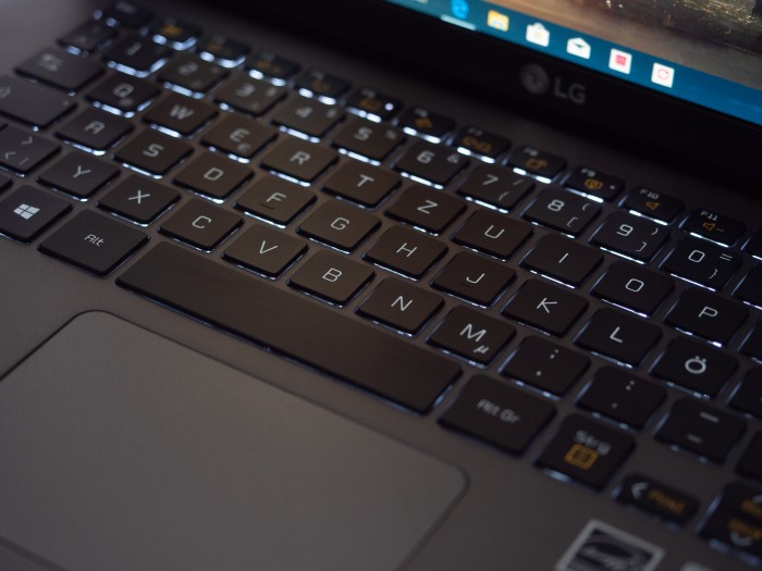 Die Tastatur hat eine Hintergrundbeleuchtung. (Bild: Martin Wolf/Golem.de)