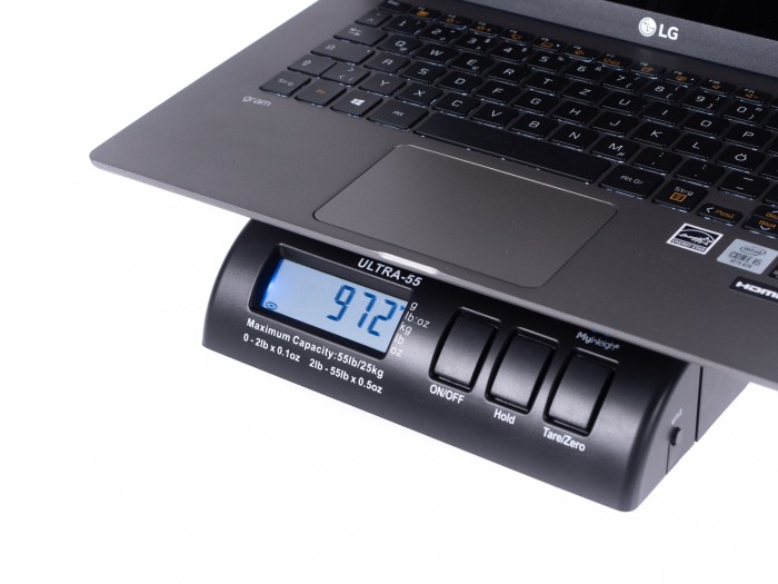 Das Notebook ist sehr leicht. (Bild: Martin Wolf/Golem.de)