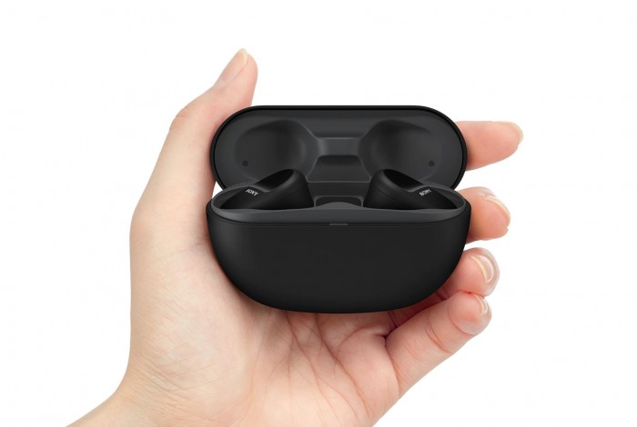Sonys neue Kopfhörer kommen in einer Ladeschale. (Bild: Sony/Screenshot: Golem.de)