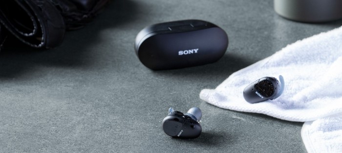 Die WF-SP800N sind vor Wasser und Staub geschützt. (Bild: Sony/Screenshot: Golem.de)