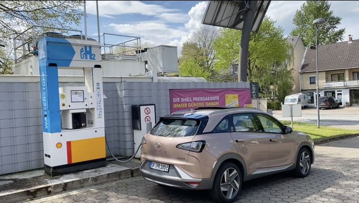 Tanken an einer der gut 80 Wasserstofftankstellen in Deutschland (Bild: Dirk Kunde)