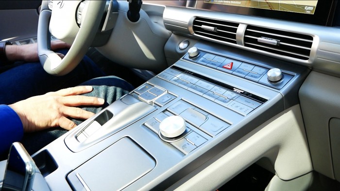 Die wuchtige Mittelkonsole erinnerte uns an das Schaltpult von Lieutenant Sulu auf der Enterprise. (Bild: Dirk Kunde)