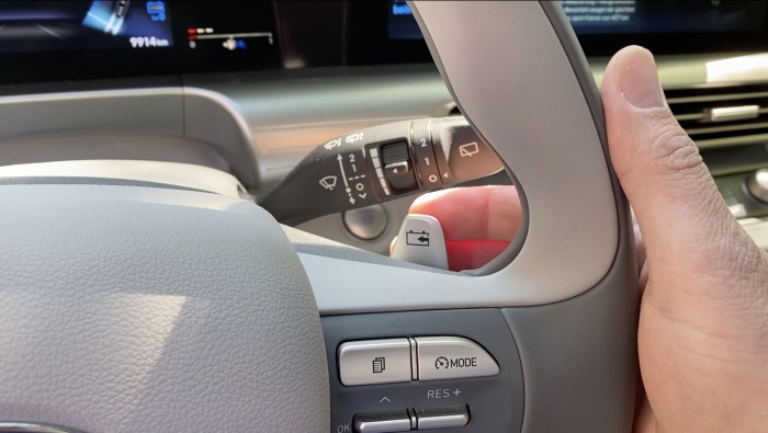 Am Lenkrad lassen sich drei Rekuperationsstufen einstellen. (Bild: Dirk Kunde)