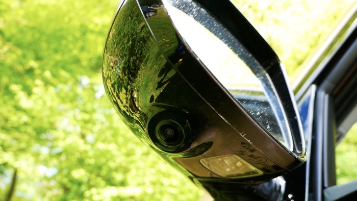 Praktisch: Eine Kamera am Außenspiegel zeigt, was sich im toten Winkel tut. (Bild: Dirk Kunde)