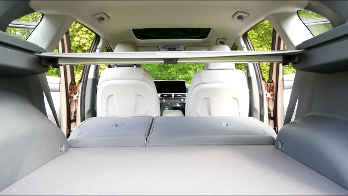 ... durch Umklappen der Rückbank vergrößern. (Bild: Dirk Kunde)