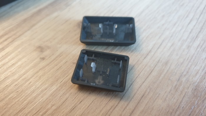 Unten: Die Shift-Taste der großen G915 ist nach einem Jahr Nutzung abgebrochen. (Bild: Oliver Nickel/Golem.de)