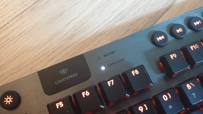 Die Battery-Anzeige leuchtet rot, wenn der Akkustand niedrig ist. (Bild: Oliver Nickel/Golem.de)