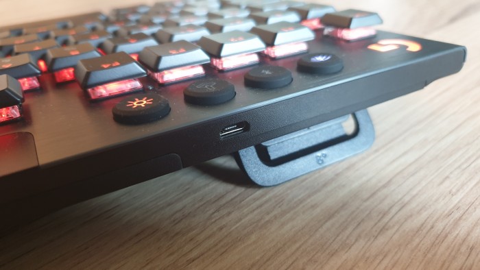 Micro-USB zum Aufladen der Tastatur (Bild: Oliver Nickel/Golem.de) 