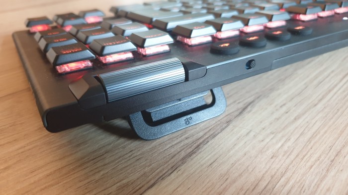 Die Lautstärkerolle ist bei Kompakttastaturen nicht selbstverständlich. (Bild: Oliver Nickel/Golem.de)