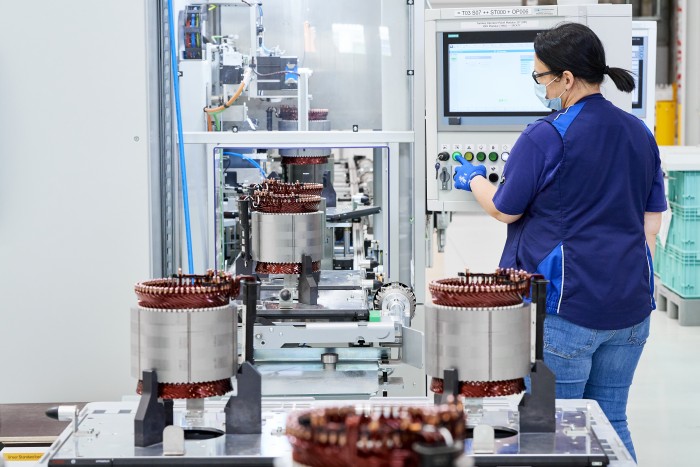 Produktion des hochintegrierten BMW E-Antriebs - Stator (Bild: BMW)