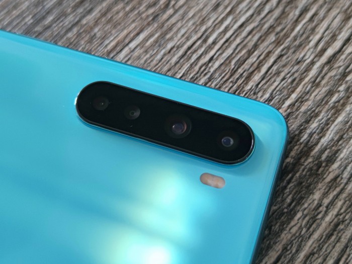 Auf der R&uuml;ckseite ist eine Vierfachkamera verbaut. (Bild: Tobias K&ouml;ltzsch/Golem.de)