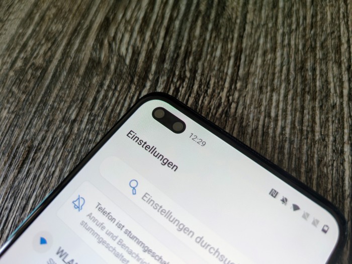 Die Frontkamera hat zwei Objektive und ist direkt ins Display verbaut. (Bild: Tobias K&ouml;ltzsch/Golem.de)