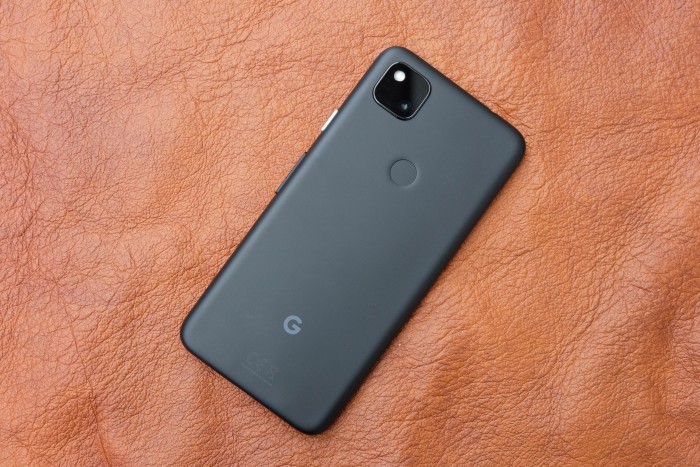Die einzelne Kamera auf der Rückseite ist in einem Modul eingebaut, das dem des Pixel 4 nachempfunden ist. (Bild: Tobias Költzsch/Golem.de)