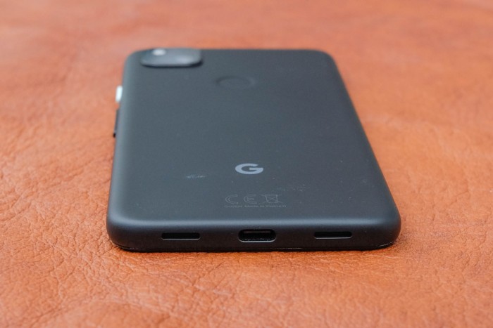 Das Pixel 4a hat Stereolautsprecher. (Bild: Tobias Költzsch/Golem.de)