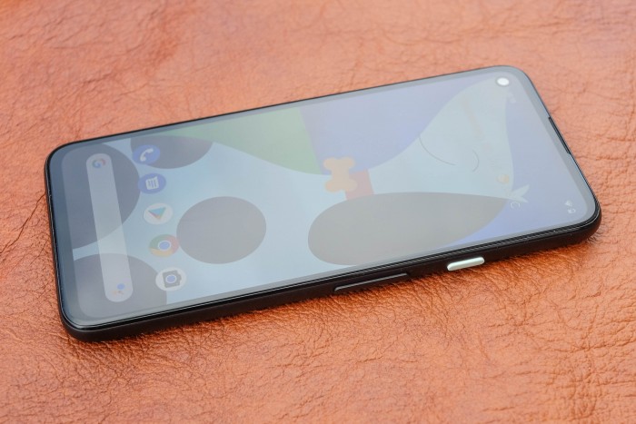 Wie beim Pixel 4 hat Google den Einschalter in einer Kontrastfarbe gehalten. (Bild: Tobias Költzsch/Golem.de)