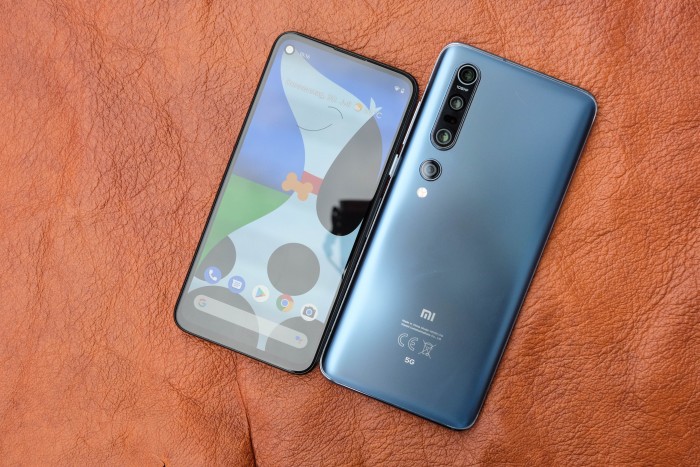 Das Pixel 4a ist deutlich kleiner als andere moderne Smartphones. (Bild: Tobias Költzsch/Golem.de)