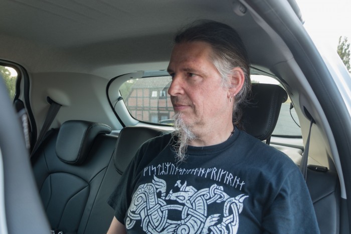 Auf dem Rücksitz ist es aber etwas eng für den Kopf und die Beine. (Bild: Werner Pluta/Golem.de)