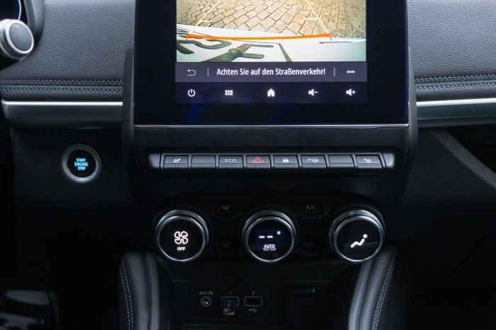 Das Bedienkonzept hat uns gefallen: Einige Funktionen werden über den 10-Zoll-Touchscreen gesteuert, ... (Bild: Werner Pluta/Golem.de)