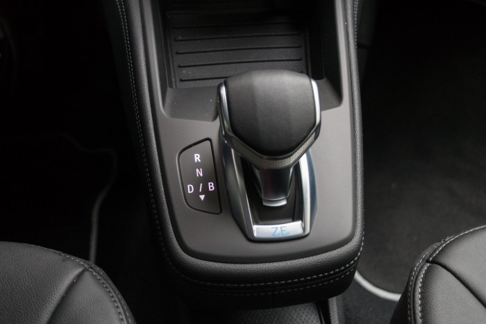 Der Schalthebel. Das Auto bietet zwei Rekuperationsstufen: normal (D) und stark (B). (Bild: Werner Pluta/Golem.de)