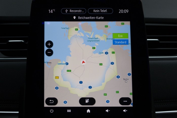 Das Navigationssystem zeigt unter anderem an, wie weit das Auto noch mit dem aktuellen Ladestand kommt. (Bild: Werner Pluta/Golem.de)