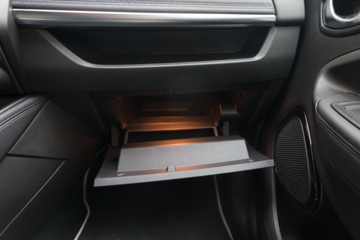 Das Handschuhfach fanden wir etwas klein. (Bild: Werner Pluta/Golem.de)