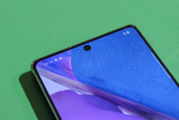 Das Galaxy Note 20 hat keine abgerundeten Display-Ränder. (Bild: Tobias Költzsch/Golem.de)