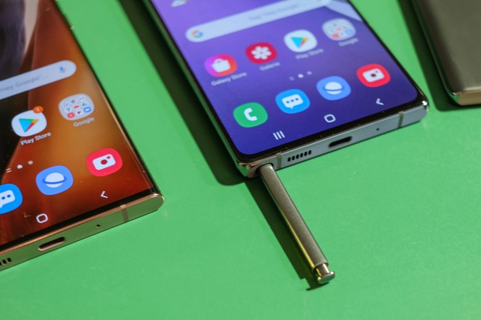 Der S Pen ist bei beiden Modellen links im Gehäuse untergebracht. (Bild: Tobias Költzsch/Golem.de)