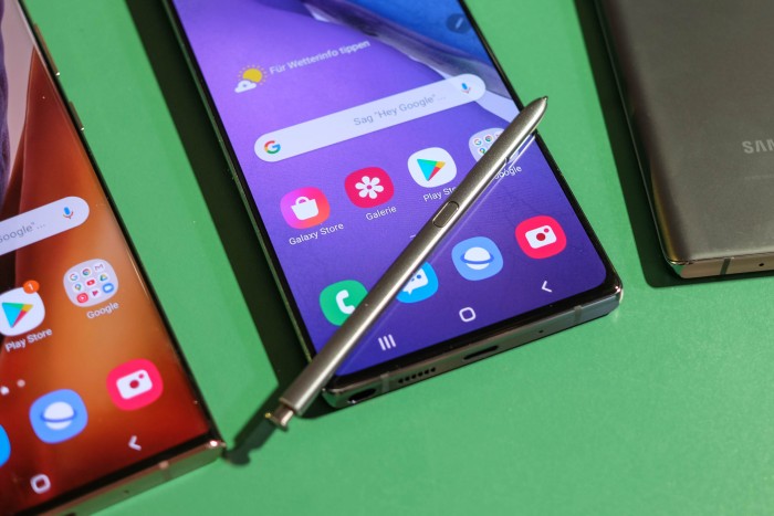 Der S Pen wurde um einige Gesten erweitert, außerdem wurde die Latenz weiter verringert. (Bild: Tobias Költzsch/Golem.de)