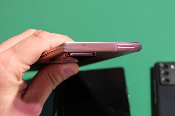 Das Design des Galaxy Note 20 Ultra ist eher kantig. (Bild: Tobias Költzsch/Golem.de)