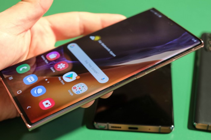 Gut zu erkennen: das Edge Display (Bild: Tobias Költzsch/Golem.de)