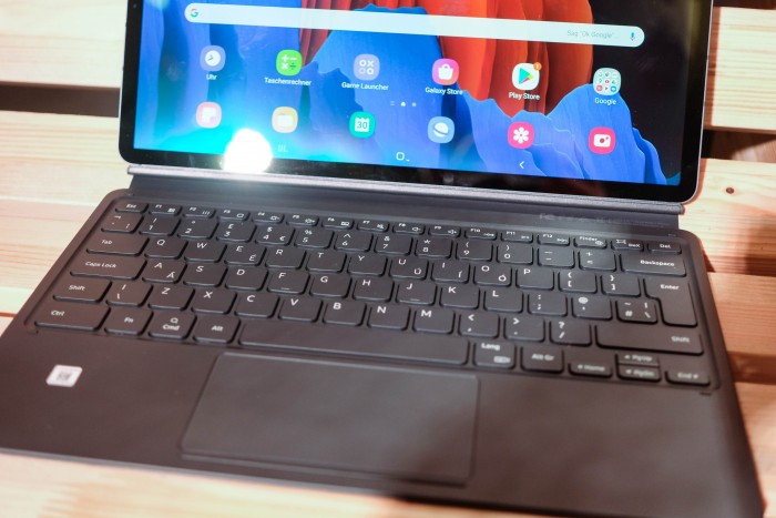 Das Tastatur-Cover macht aus dem Tablet ein kleines Notebook. (Bild: Tobias Költzsch/Golem.de)