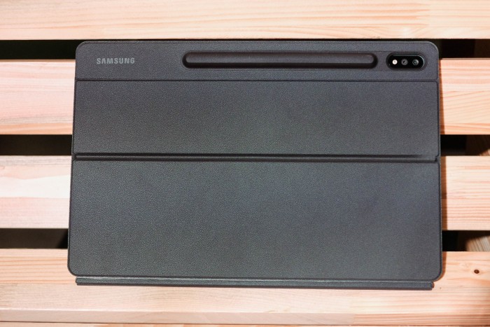 Das Tastatur-Cover verdeckt den per Magneten ansteckbaren Eingabestift. (Bild: Tobias Költzsch/Golem.de)