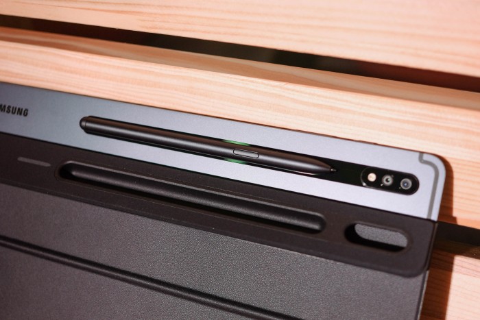 Der Eingabestift wird magnetisch befestigt. (Bild: Tobias Költzsch/Golem.de)