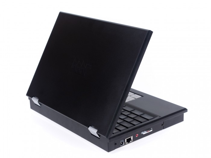 Das Geh&auml;use ist aus CNC-gefr&auml;sten Aluminium. (Bild: Martin Wolf/Golem.de)