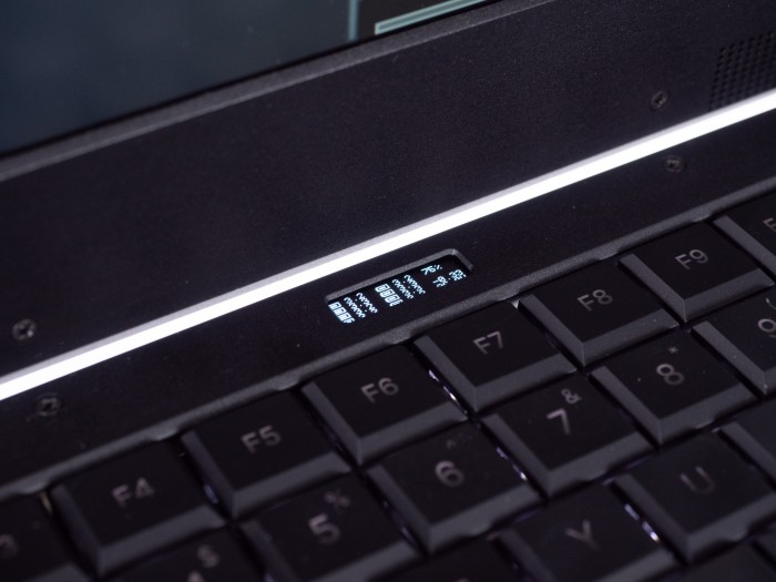 Ein kleines Display über der Tastatur kann den Akkustand anzeigen. (Bild: Martin Wolf/Golem.de)