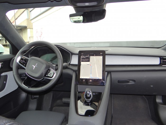 Über der Mittelkonsole ist ein senkrecht angebrachter Touchscreen mit 11,12 Zoll Diagonale angebracht. (Foto: Björn Schäfer)