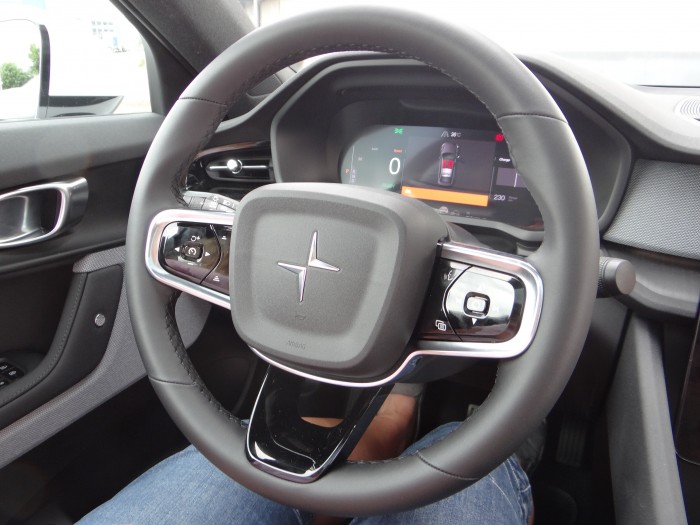 Das Lenkrad ist deutlich wuchtiger als beim Model 3, verfügt dafür über eine Heizung. (Foto: Björn Schäfer)