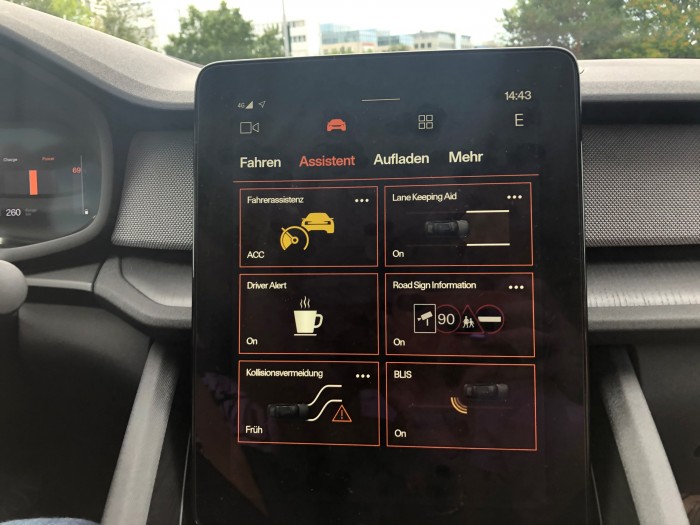 Über das Betriebssystem sind Fahrzeugdaten, Radiosender oder auch eine große Navigationsansicht zuschaltbar. (Foto: Björn Schäfer) 