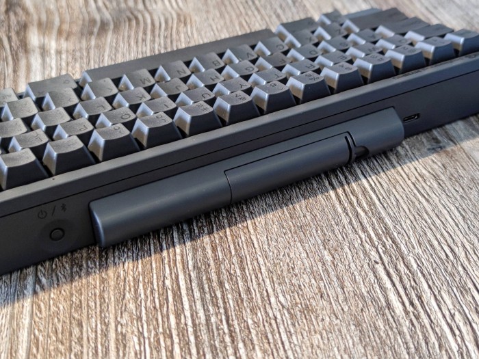 Auf der Rückseite ist eine markante Wölbung verbaut. (Bild: Tobias Költzsch/Golem.de)